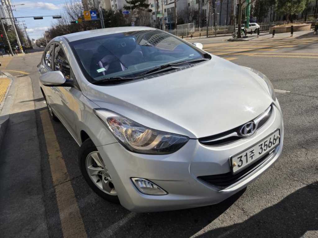 HYUNDAI Avante - Vista 2
