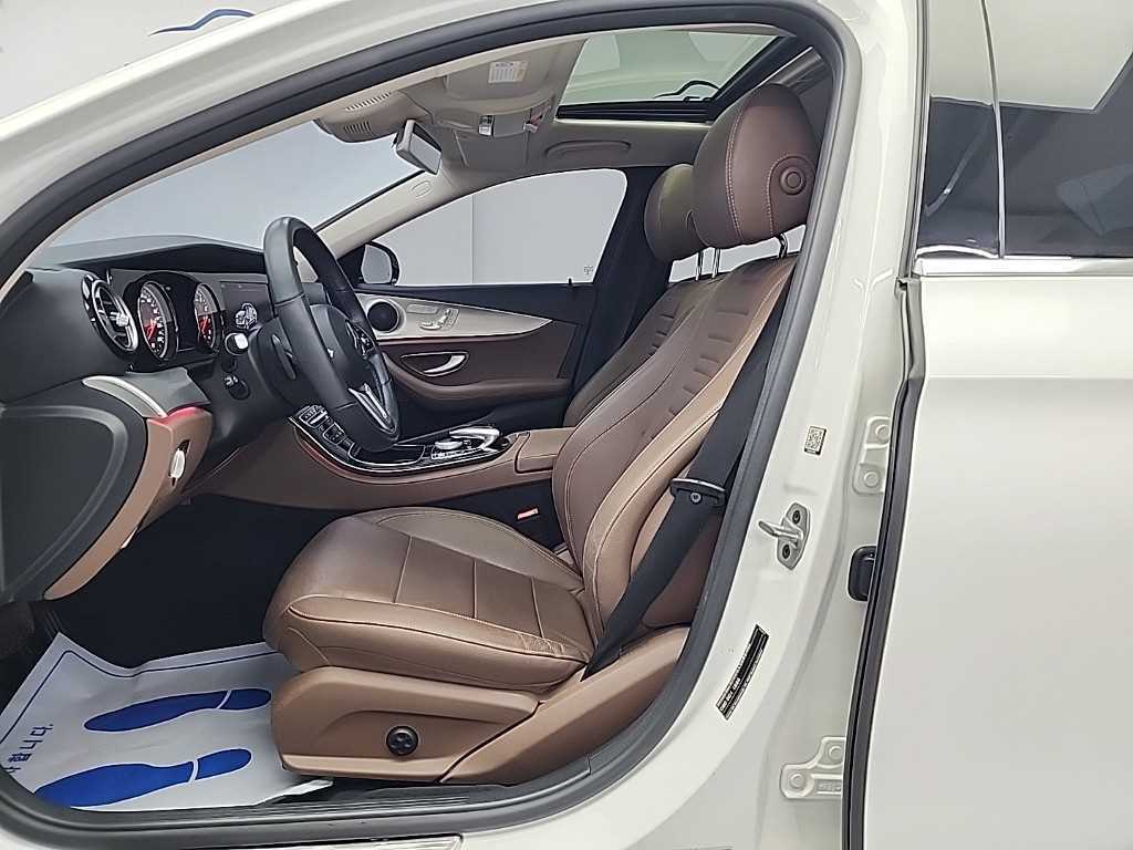 Mercedes Benz E class - Vista 11