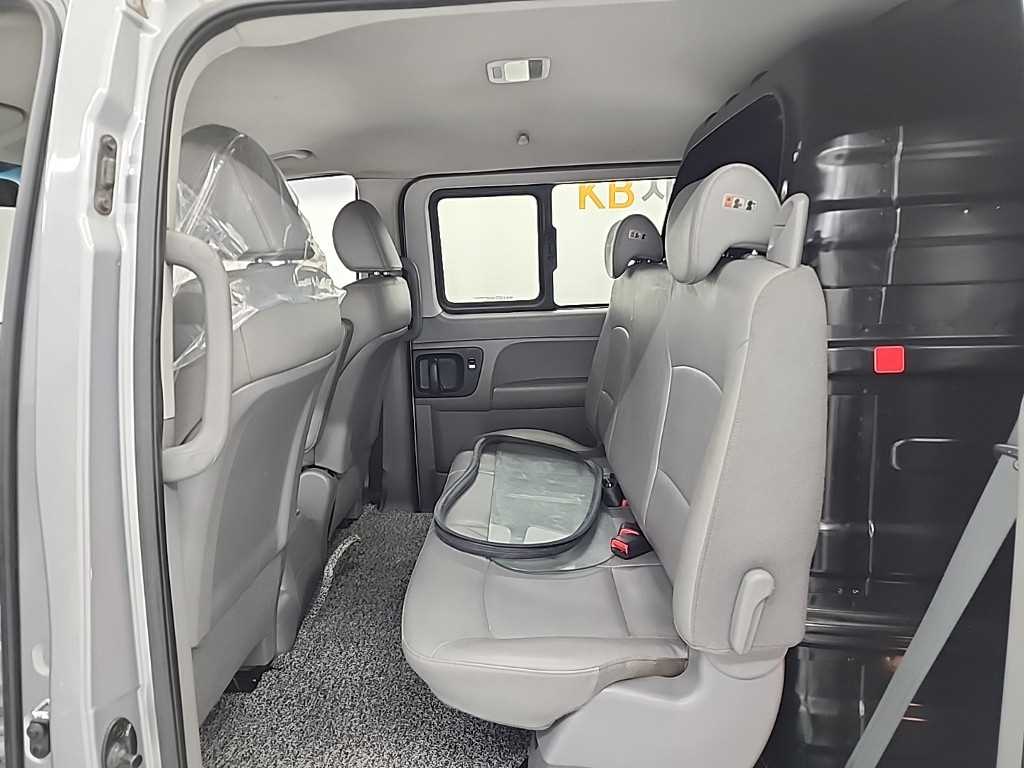 HYUNDAI Starex - Vista 12