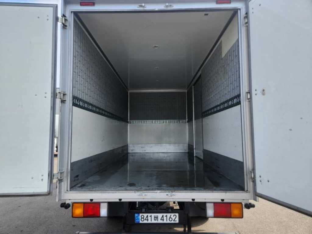 medium and large cargo truck - Vista 9