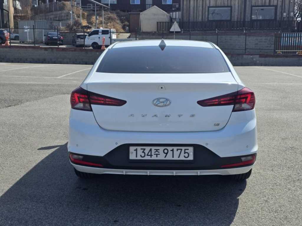 HYUNDAI Avante - Vista 5