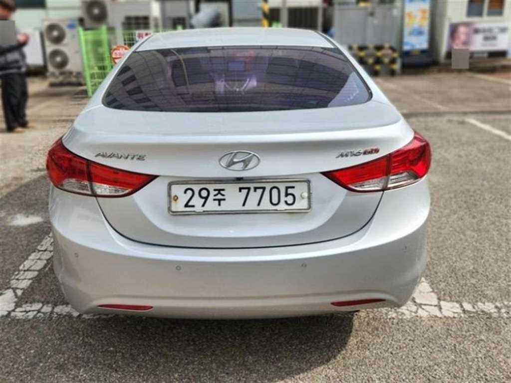 HYUNDAI Avante - Vista 4