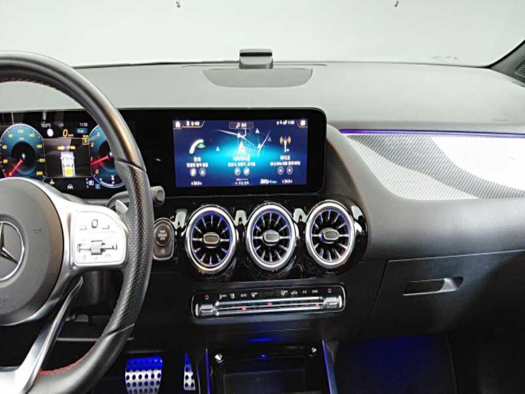 Mercedes Benz GLA Class - Vista 8