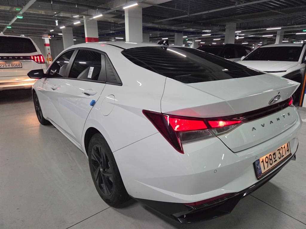 HYUNDAI Avante - Vista 5