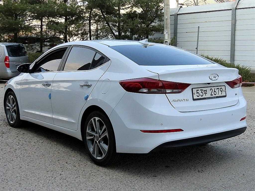 HYUNDAI Avante - Vista 3