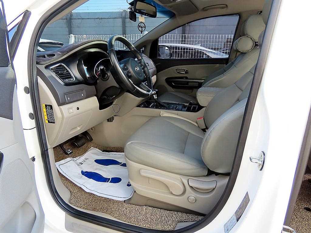 KIA Carnival - Vista 5