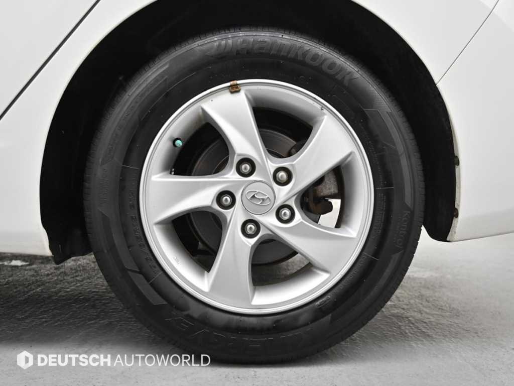 HYUNDAI Avante - Vista 5