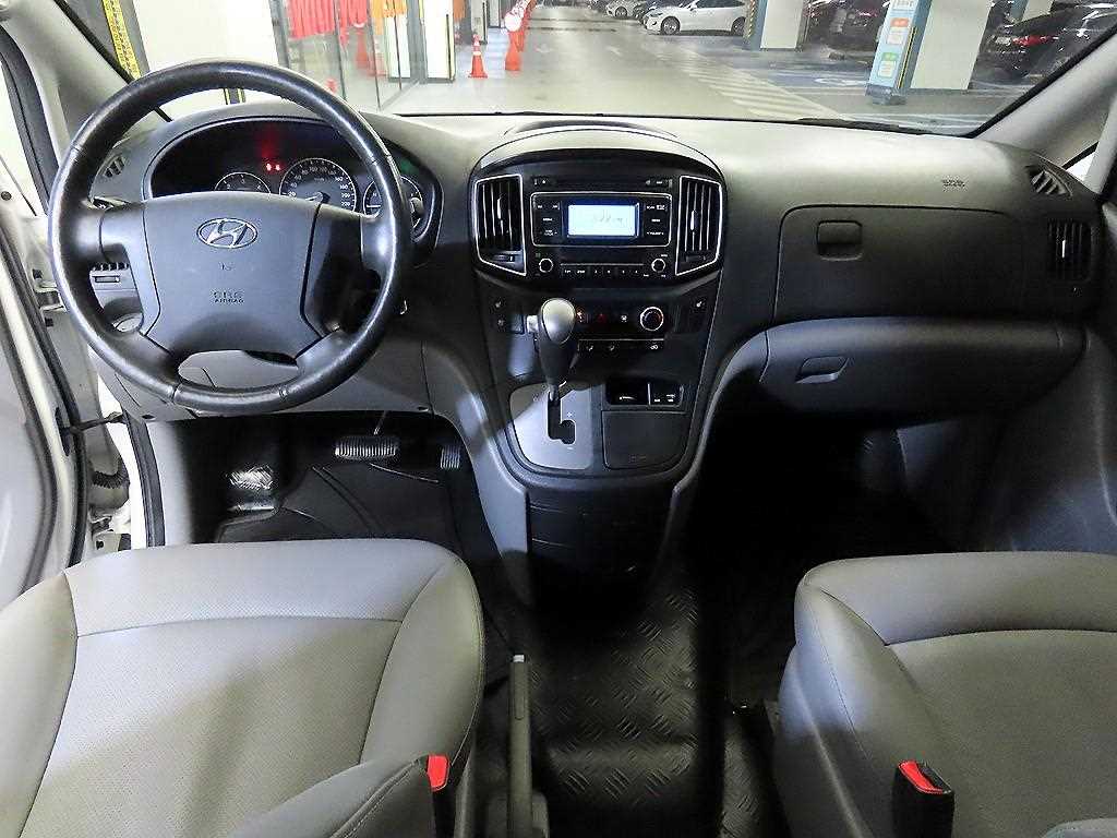 HYUNDAI Starex - Vista 10