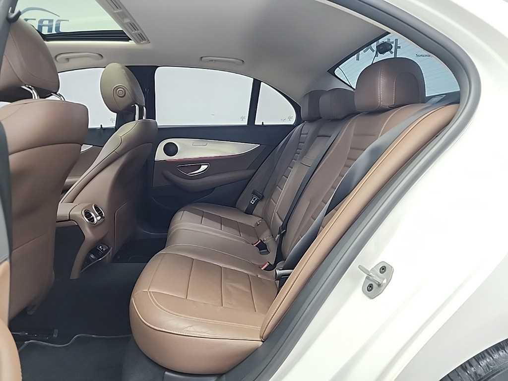 Mercedes Benz E class - Vista 12