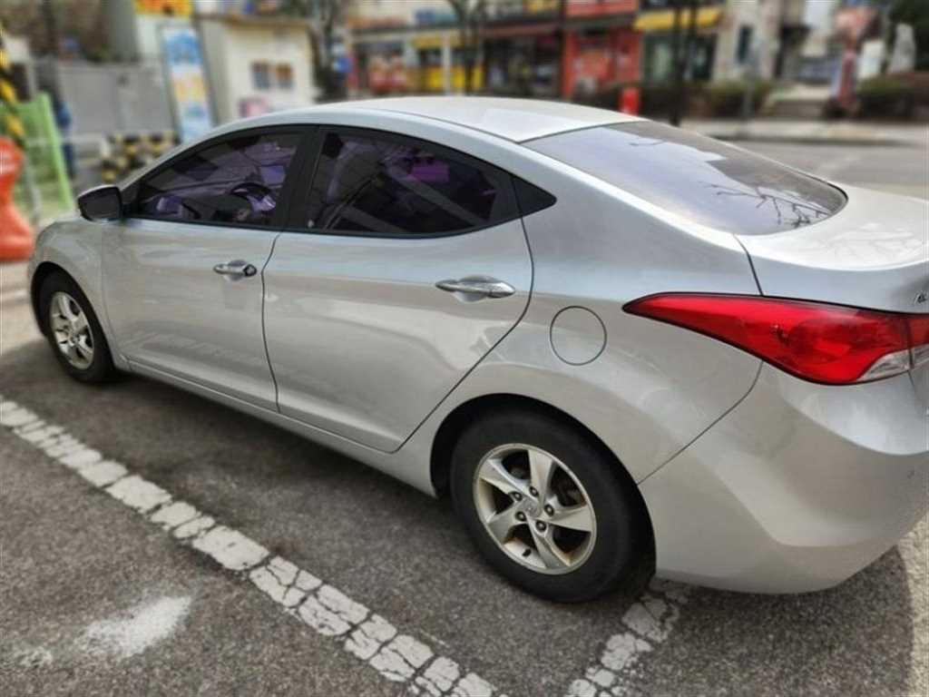 HYUNDAI Avante - Vista 5
