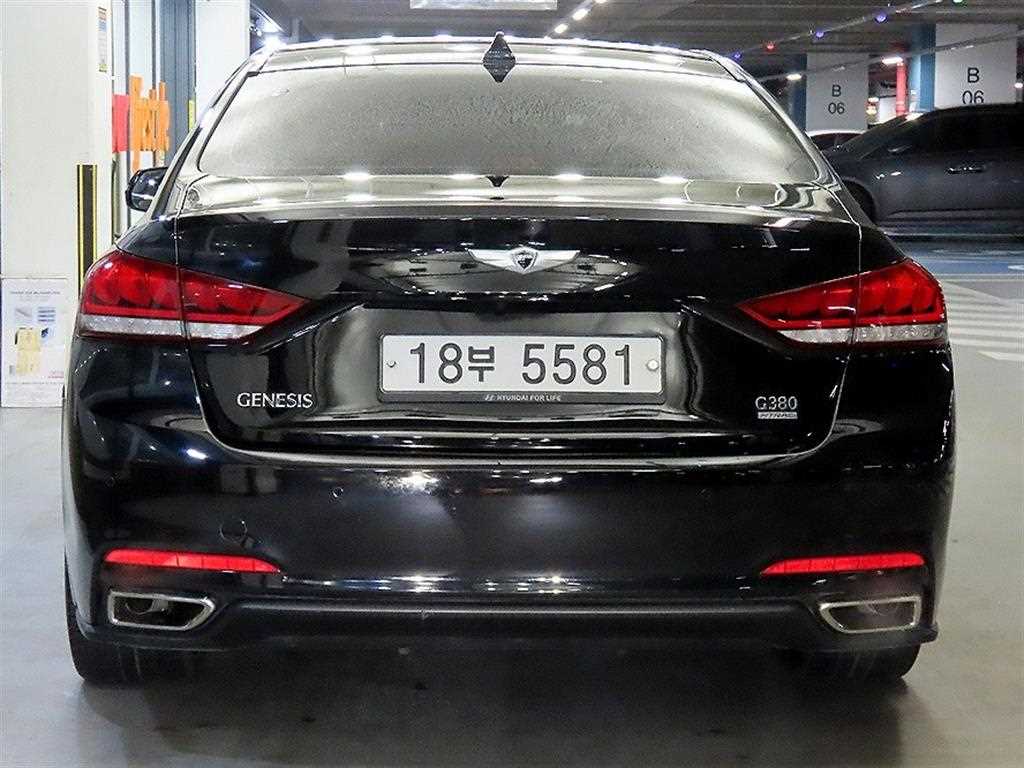 HYUNDAI Genesis - Vista 5