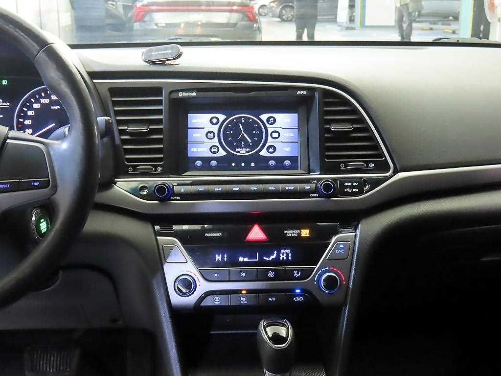 HYUNDAI Avante - Vista 11