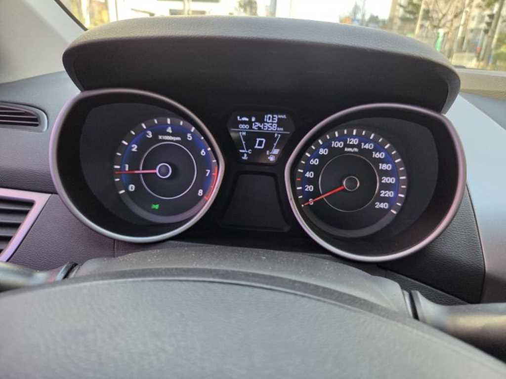 HYUNDAI Avante - Vista 5