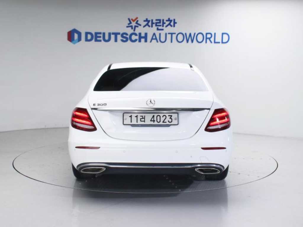 Mercedes Benz E class - Vista 4