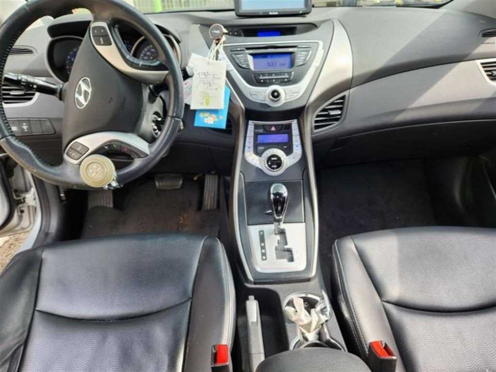 HYUNDAI Avante - Vista 6