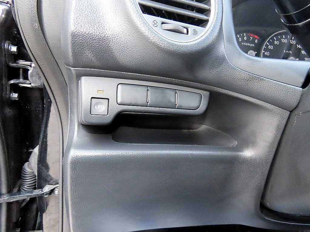 KIA Carens - Vista 12