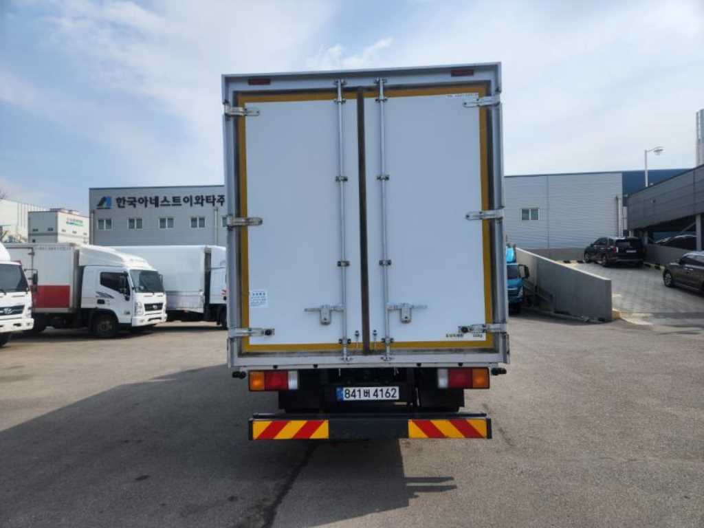 medium and large cargo truck - Vista 5