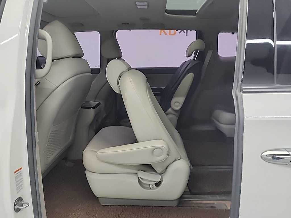 KIA Carnival - Vista 12