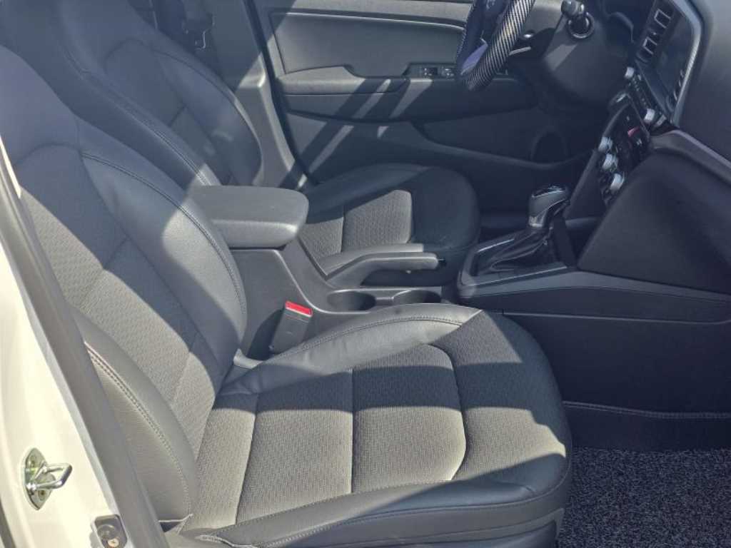 HYUNDAI Avante - Vista 12