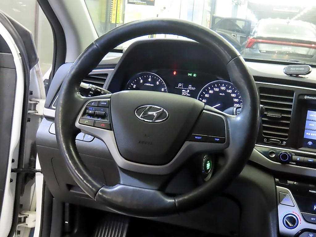 HYUNDAI Avante - Vista 8