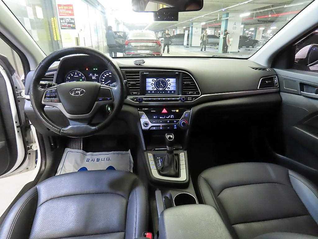 HYUNDAI Avante - Vista 10