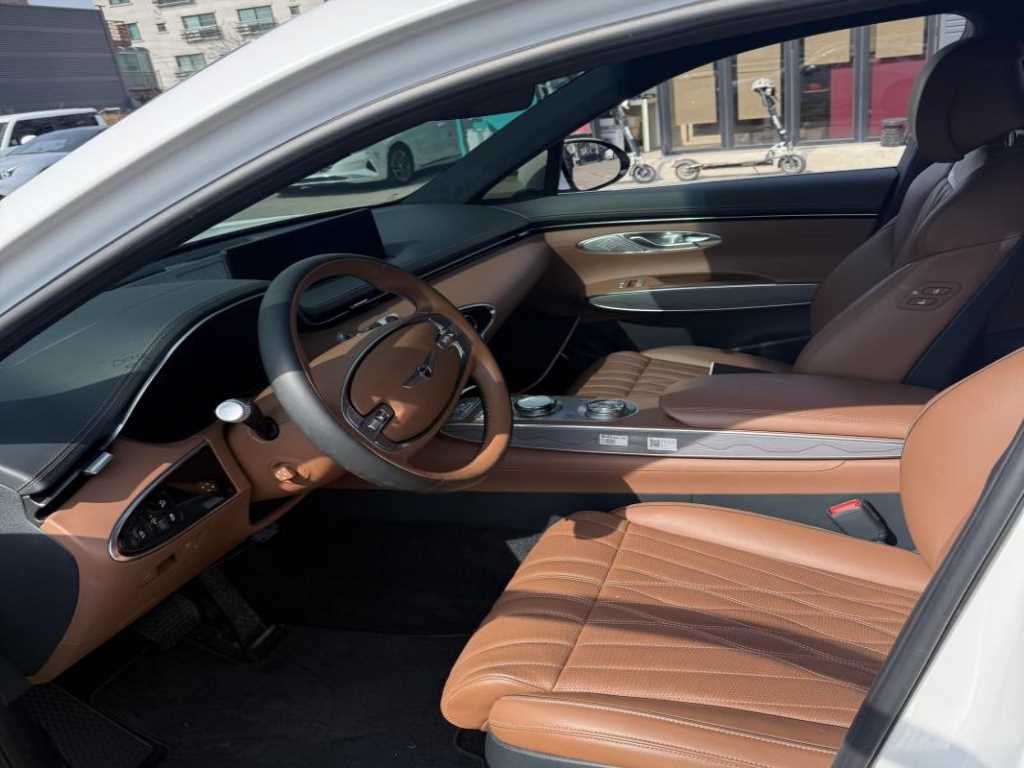 Genesis GV70 - Vista 5