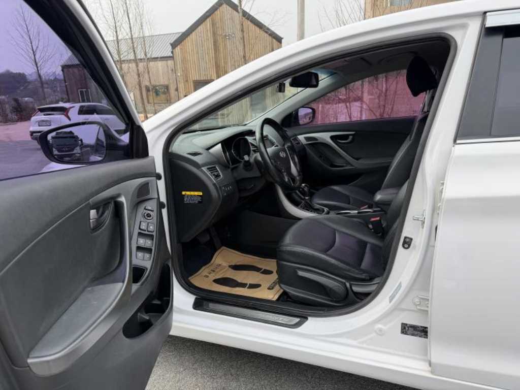 HYUNDAI Avante - Vista 9