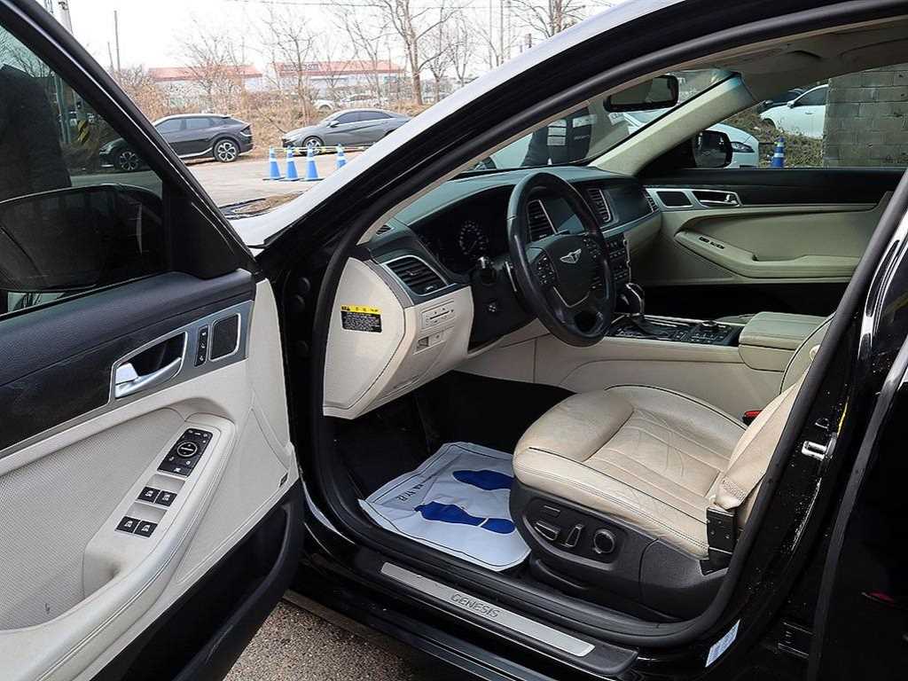 HYUNDAI Genesis - Vista 6