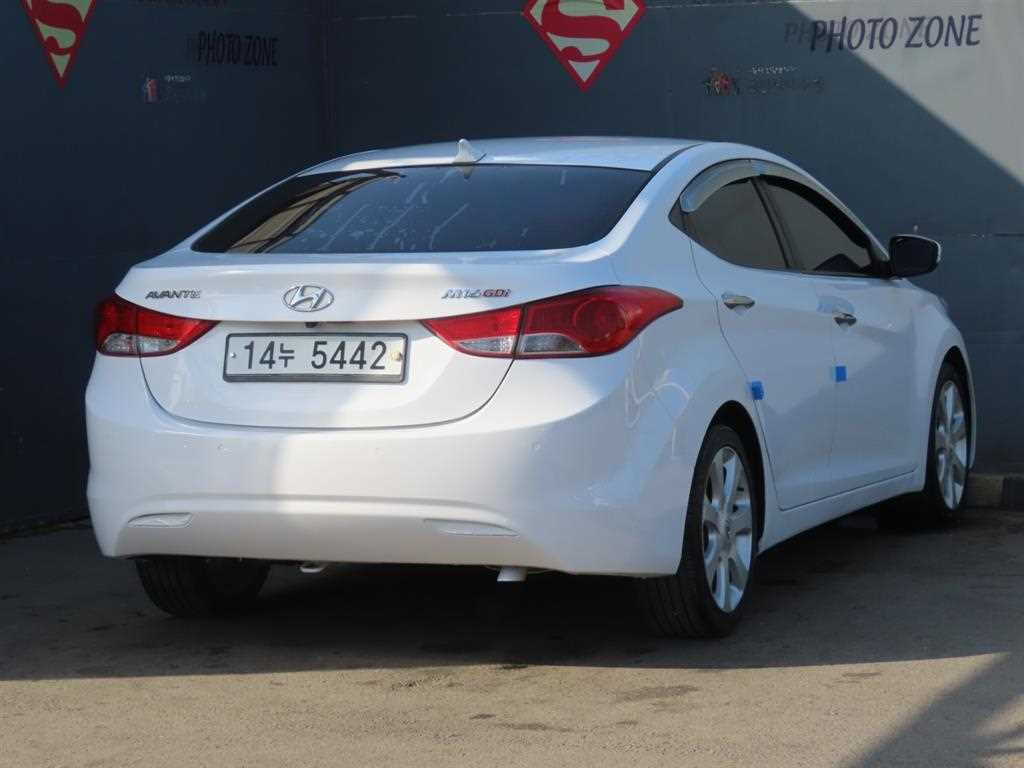 HYUNDAI Avante - Vista 3