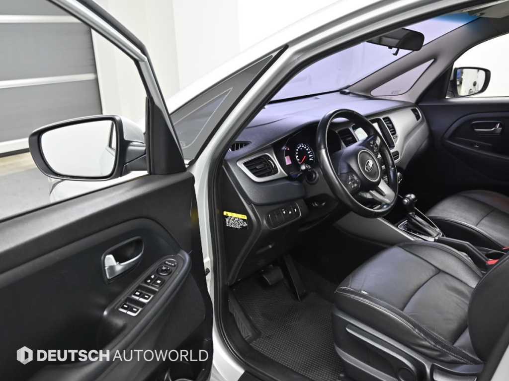 KIA Carens - Vista 11
