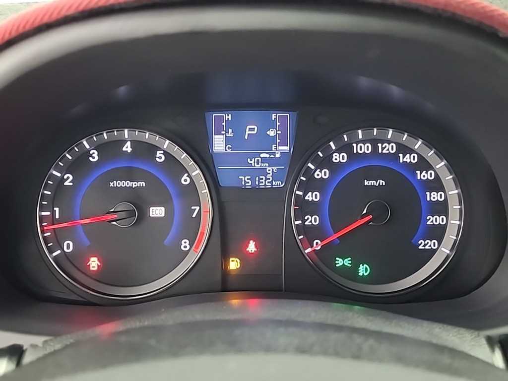 HYUNDAI Accent - Vista 6