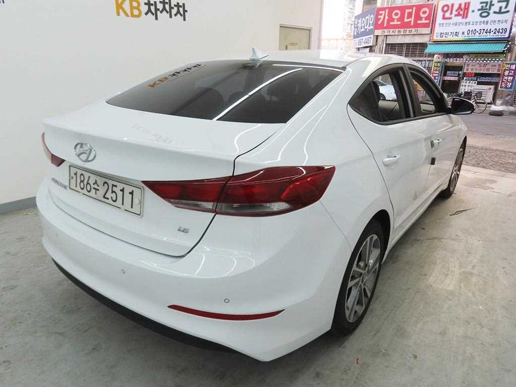 HYUNDAI Avante - Vista 3