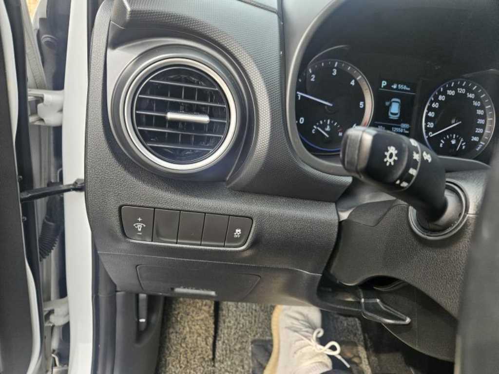 HYUNDAI Kona - Vista 10