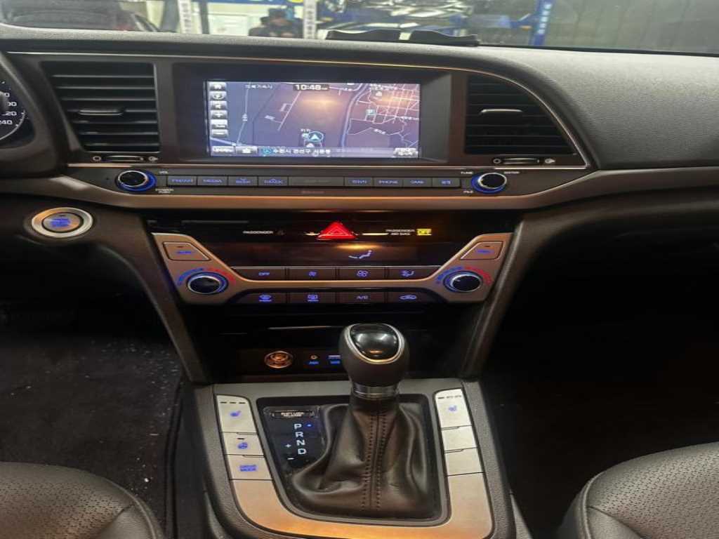 HYUNDAI Avante - Vista 9