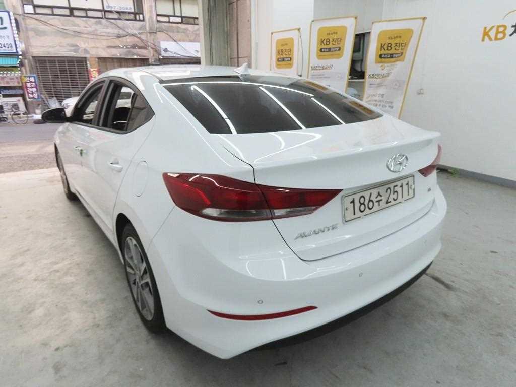 HYUNDAI Avante - Vista 4