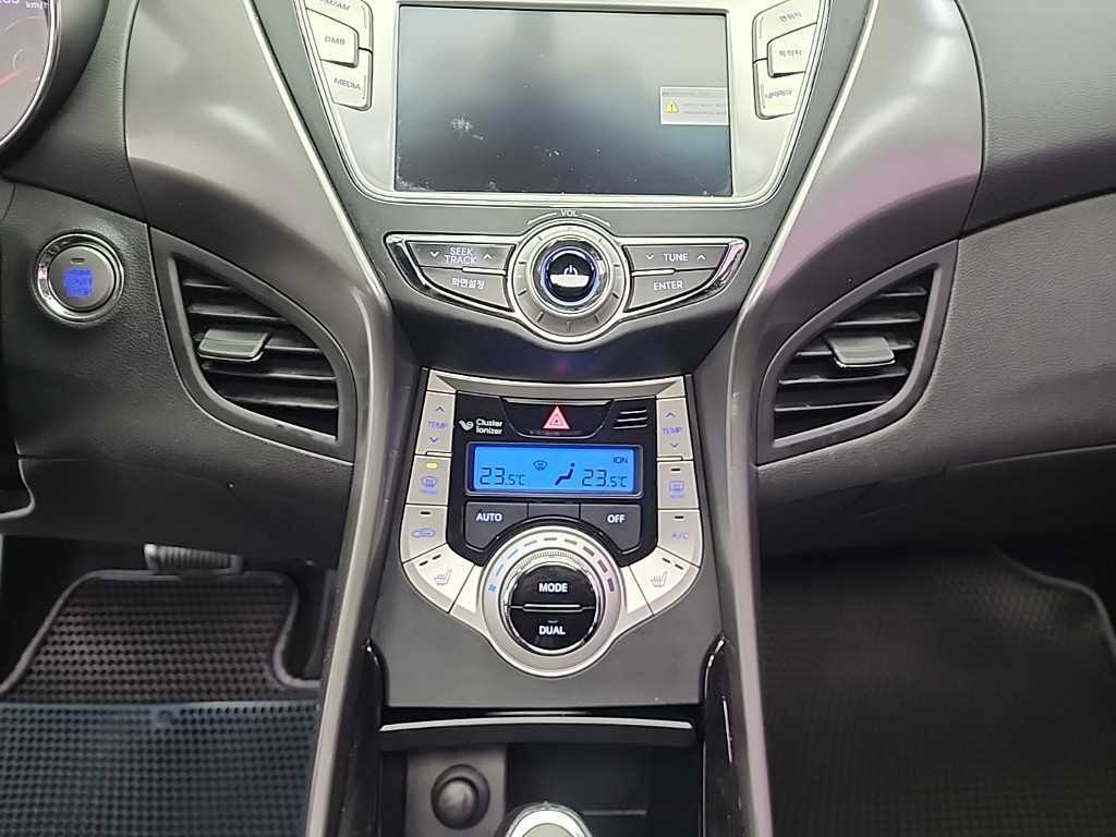 HYUNDAI Avante - Vista 10