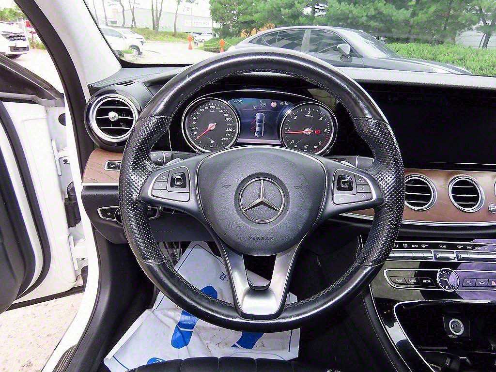 Mercedes Benz E class - Vista 8