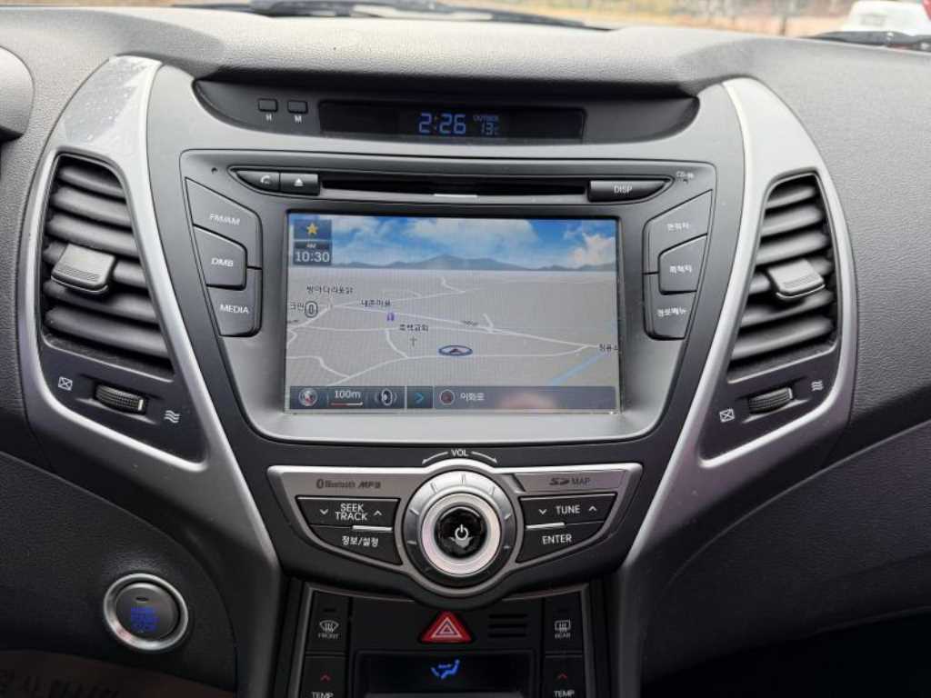 HYUNDAI Avante - Vista 12