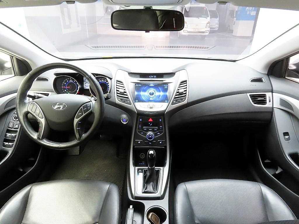 HYUNDAI Avante - Vista 8