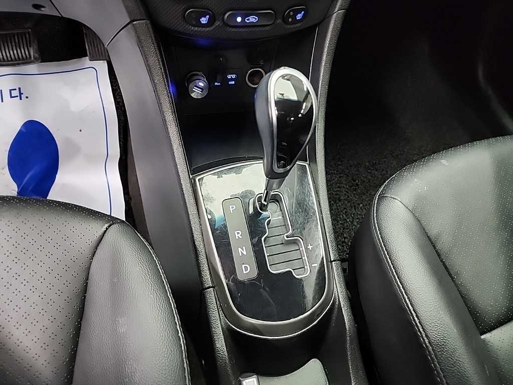 HYUNDAI Accent - Vista 8