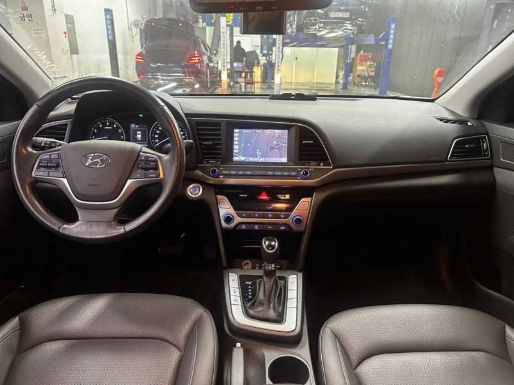 HYUNDAI Avante - Vista 7