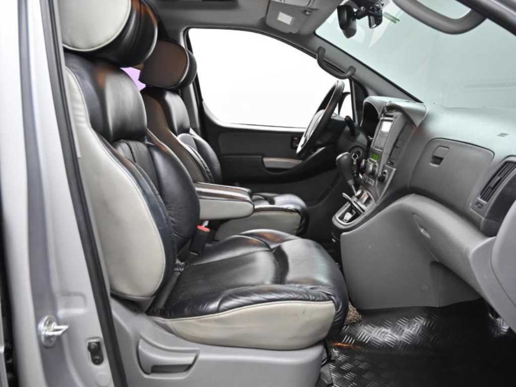 HYUNDAI Starex - Vista 10