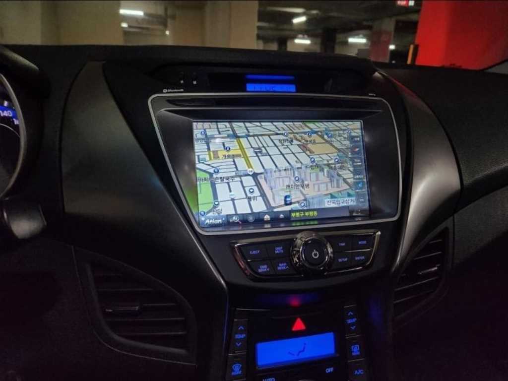 HYUNDAI Avante - Vista 9