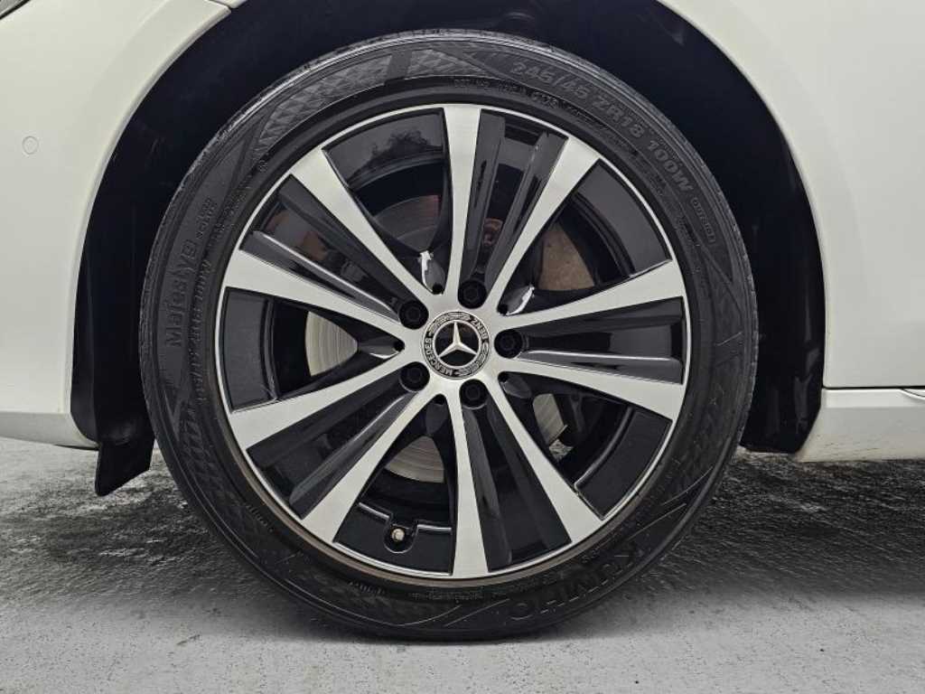 Mercedes Benz E class - Vista 5