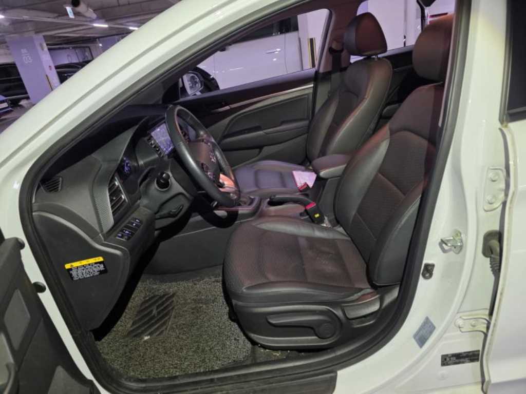 HYUNDAI Avante - Vista 8