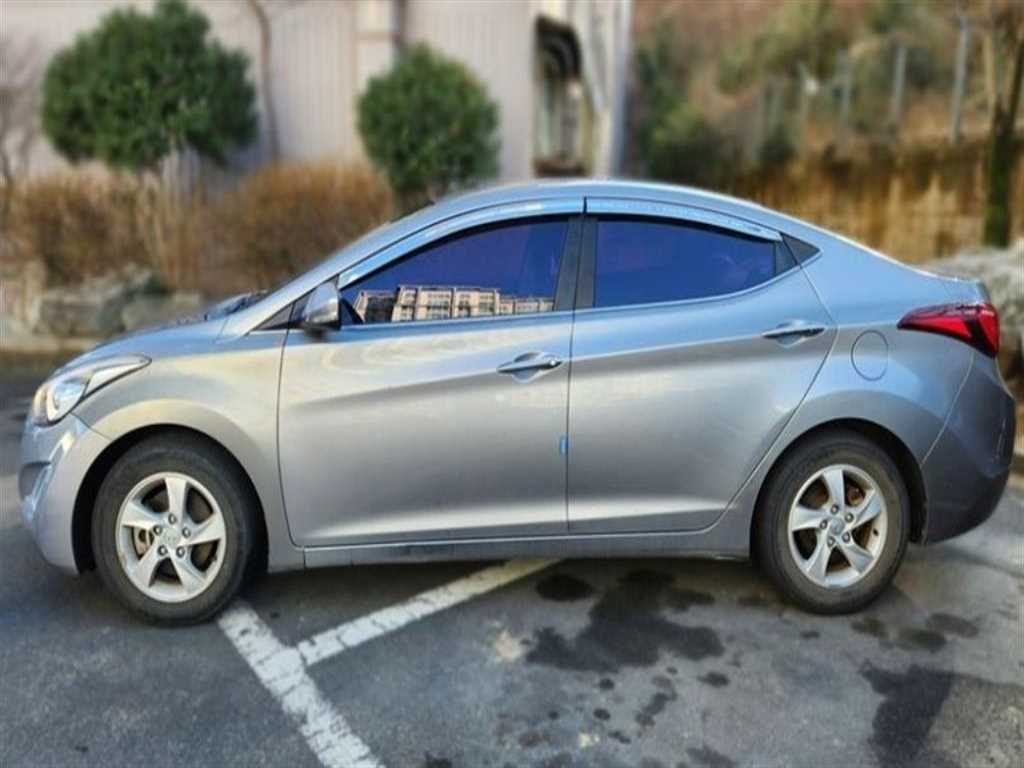 HYUNDAI Avante - Vista 3