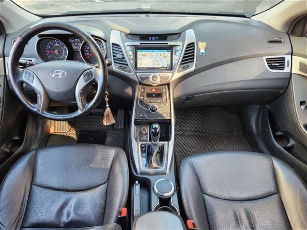 HYUNDAI Avante - Vista 5