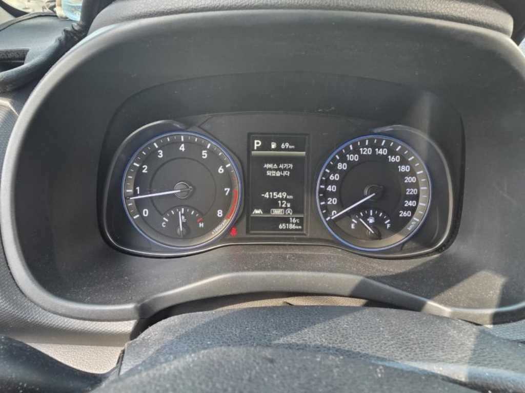 HYUNDAI Kona - Vista 7