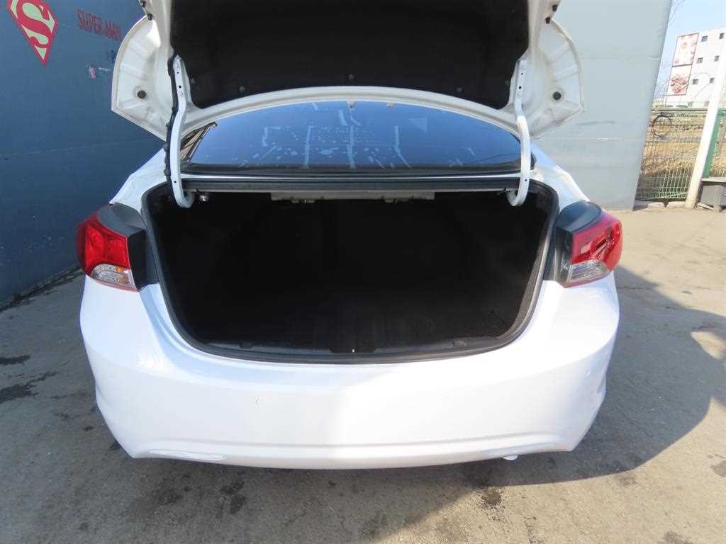 HYUNDAI Avante - Vista 5