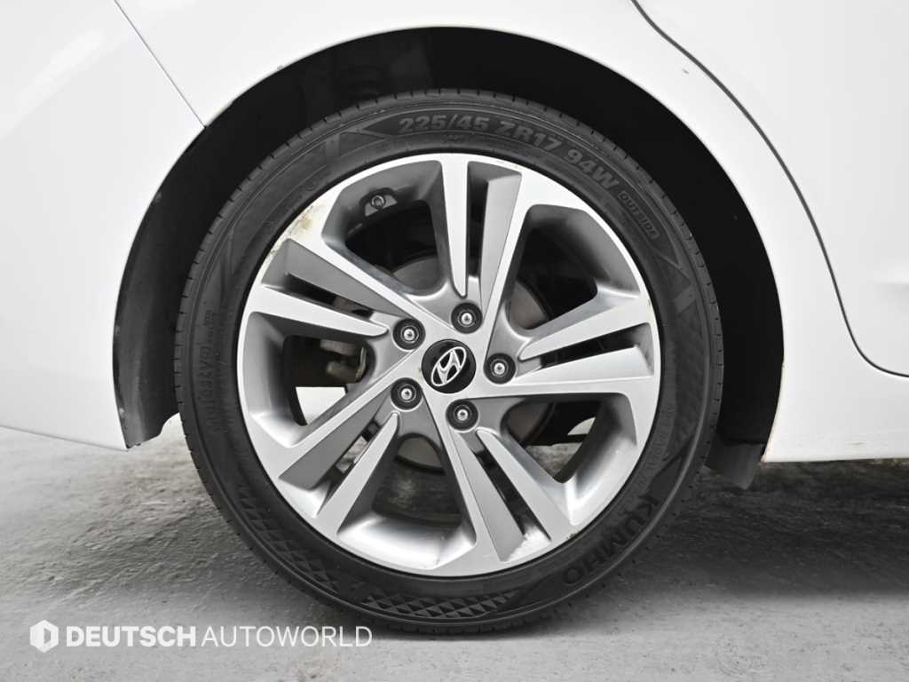 HYUNDAI Avante - Vista 5